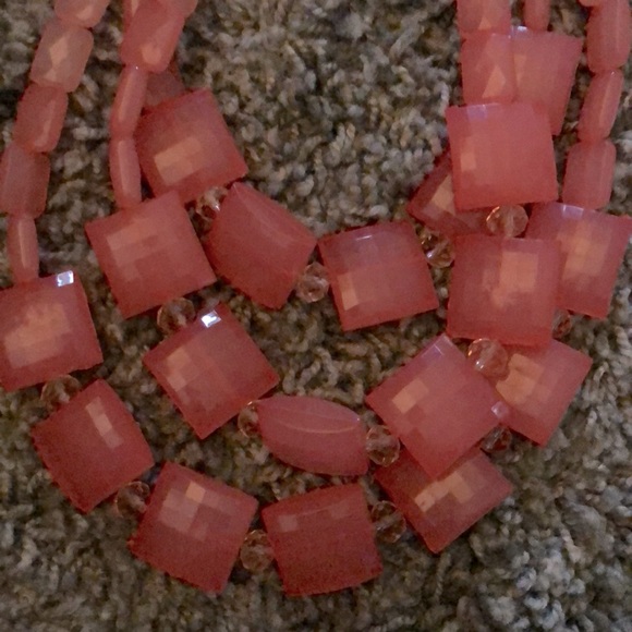 Chunky pink triple strand necklace - Picture 2 of 3